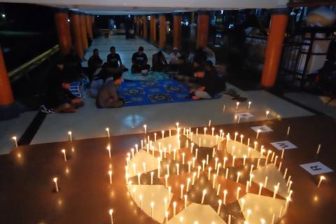 Lilin menyala dan doa bersama wartawan Pandeglang saat rayakan HPN