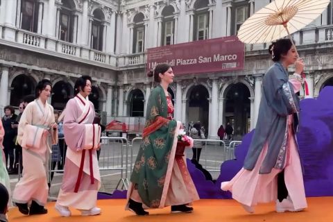 Pakaian tradisional China tampil perdana di Karnaval Venesia