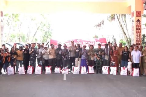 Pemkot Jayapura salurkan 2000 sembako bagi warga terdampak gempa bumi