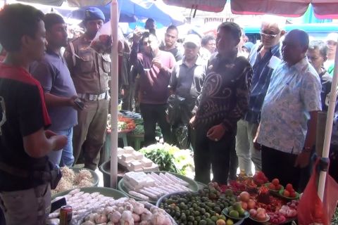 Pj Wali Kota Ambon pantau harga kebutuhan pokok di Pasar Mardika