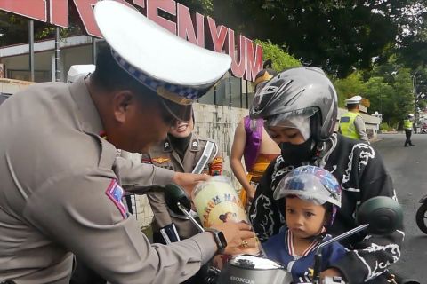 Polisi beri hadiah jamu bagi pengendara tertib berlalu lintas