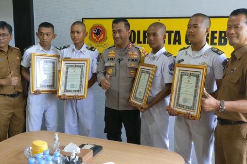 Polresta Cirebon beri penghargaan ke empat pelajar yang bekuk jambret