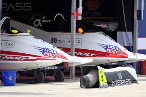 Rampungkan persiapan, pelampung di&nbsp;F1 Powerboat dipasang hari ini