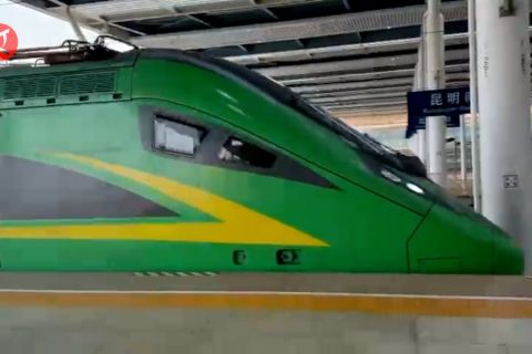 Menjajal kereta api semi cepat di jalur China-Laos