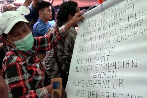 Reaksi warga di PN Jaksel atas vonis Ferdy Sambo