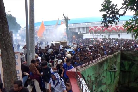 Suporter PSIS Semarang rusuh dengan Polisi