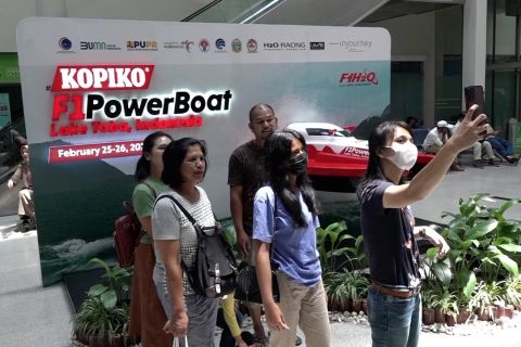 Wisatawan penonton F1H2O mulai ramai tiba di Bandara Kualanamu