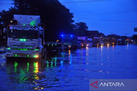 Jalan pantura Kudus masih tergenang bajir