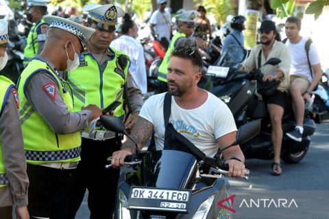 Polisi tindak WNA langgar lalu lintas di Bali