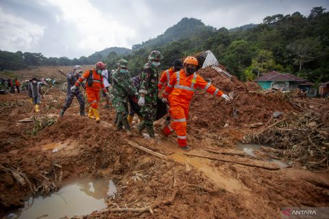 Evakuasi korban longsor di Serasan Natuna