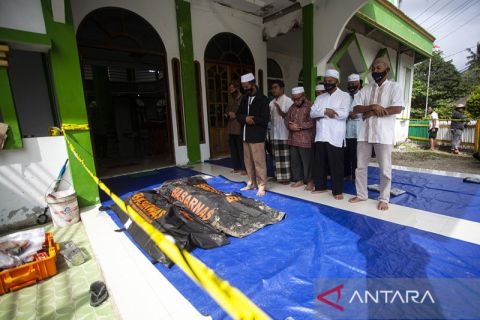 Korban tanah longsor Serasan dimakamkan