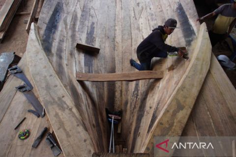 Pembuatan kapal nelayan tradisional di Malang