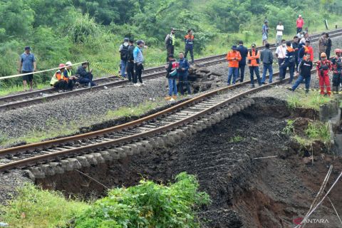 Tanah longsor di jalur rel KA Bogor Sukabumi