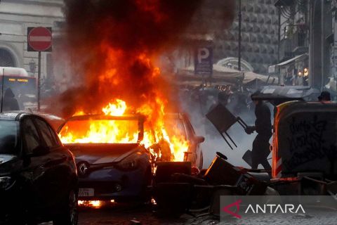 Suporter rusuh saat Napoli lawan Eintracht Frankfurt