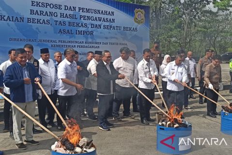 FOTO - Kementerian Perdagangan RI musnahkan barang bekas impor ilegal di Pekanbaru
