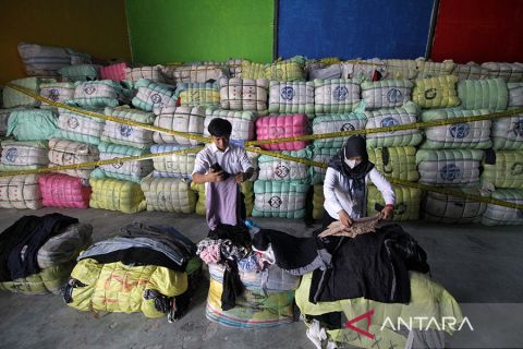 Pemusnahan pakaian bekas impor di Jawa Timur