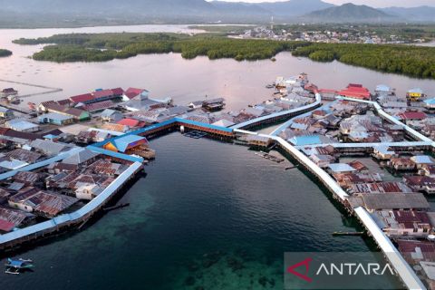 Keindahan kampung tengah laut suku Bajau Torosiaje