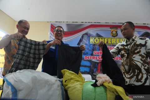 Polda Sumsel Gelar Ungkap Kasus Impor Baju Bekas