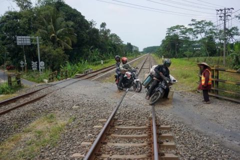 Perlintasan kereta api tanpa palang pintu