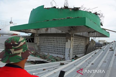 Kubah masjid roboh di Makassar