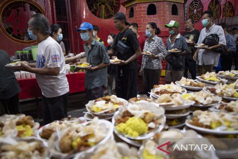 Vihara Petak Sembilan berbagi ratusan makanan buka puasa