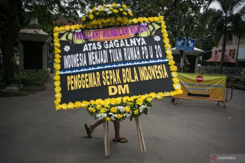 Karangan bunga penggemar sepak bola Indonesia