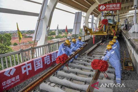 Tahap akhir pemasangan rel kereta cepat Jakarta-Bandung