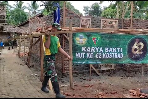 Prajurit Yonif Mekanis 320 Badak Putih bangun ulang rumah veteran