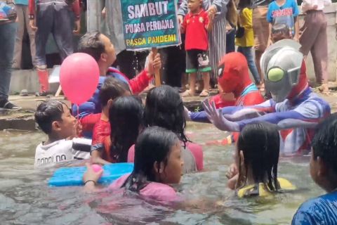 Aksi pahlawan super warnai tradisi padusan