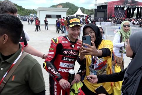 Antusiasme penonton WSBK 2023 saat bertemu para pembalap di Mandalika