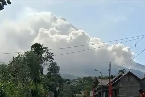 Aktivitas warga masih normal, meski terjadi hujan abu