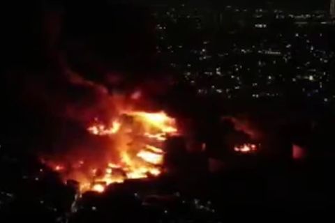 Depo Pertamina terbakar, api menjalar ke pemukiman warga sekitar