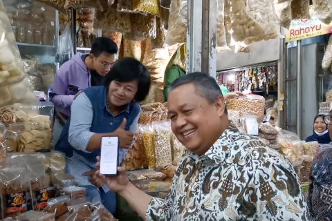 Gubernur BI tinjau penggunaan QRIS di Pasar Gede Solo