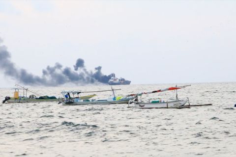 Kapal pengangkut BBM terbakar di Perairan Ampenan