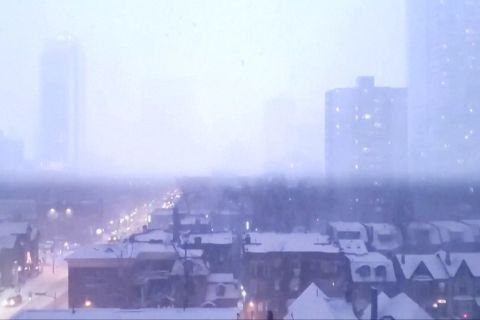 Kilatan petir membelah langit Toronto saat hujan salju