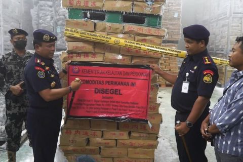 KKP segel gudang penyimpanan ikan impor dari China
