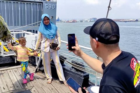 KRI Dewaruci menyapa warga di Semarang