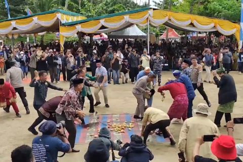 Menyaksikan tradisi perang ketupat masyarakat Bangka Barat