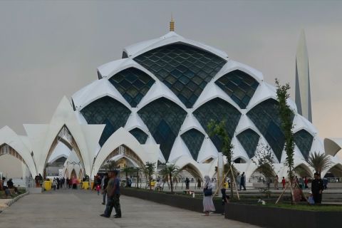 Ngabuburit di Masjid Raya Al Jabbar yang megah dan unik