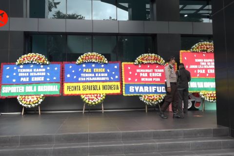 Pascadicoret oleh FIFA, karangan bunga tampak di Kantor PSSI