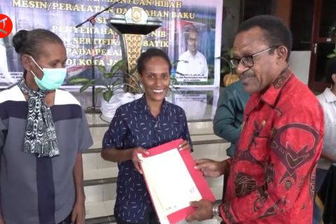 Pemkot Jayapura serahkan sertifikat HaKI dan NIB bagi perajin batik