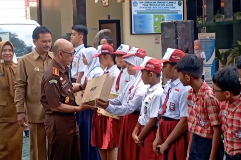 Pemkot Madiun bagikan 9400 laptop untuk siswa SD dan SMP