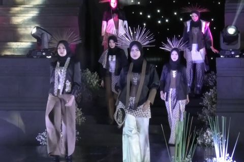Pemprov Jatim gelar acara peragaan busana muslim bagi desainer muda