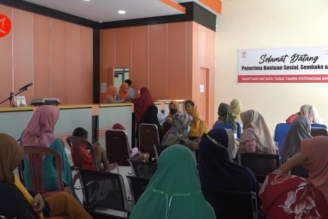 Pj Wali Kota Kendari salurkan bansos kepada 1.167 KPM