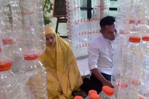 Melihat keunikan mushalla dari ribuan botol plastik bekas