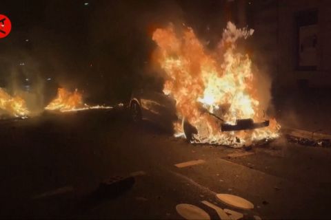 Perubahan usia pensiun tuai protes berujung rusuh di Kota Paris