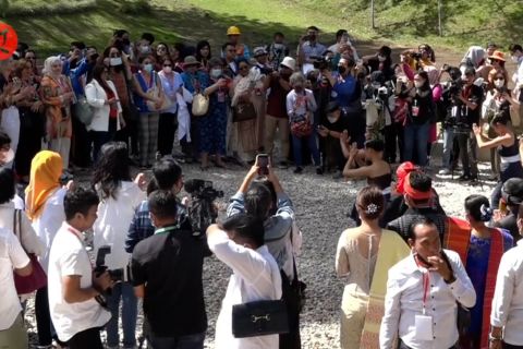 Atraksi rutin undang wisatawan dan investor ke Danau Toba