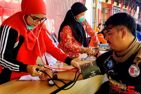 Hari jadi PPNI, ratusan warga dapat tes kesehatan gratis