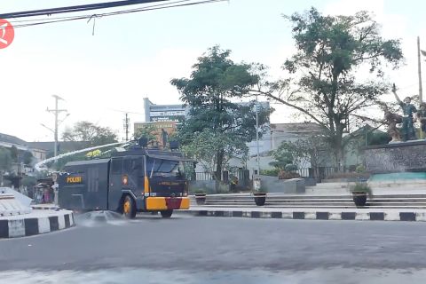Kendaraan "water cannon" dikerahkan bersihkan abu vulkanik Merapi