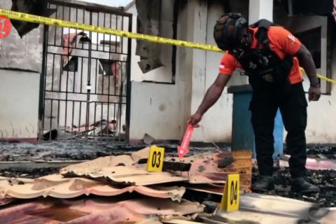 SMP 2 Yahukimo terbakar,&nbsp; polisi amankan dua terduga pelaku